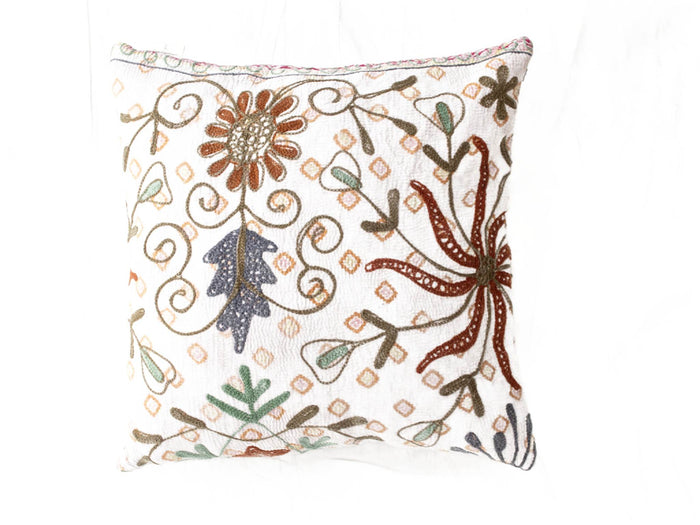 Unikt suzani pudebetrÃ¦k 50x50 cm i hvid med farverigt orientalsk broderi af blomster og slyng i rust brun grÃ¸n og mÃ¸rk blÃ¥ ornamenter