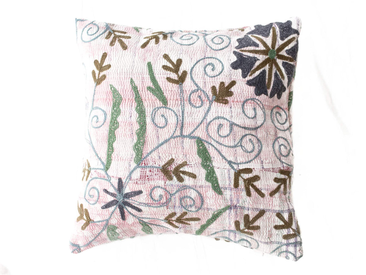 Suzani pudebetrÃ¦k 50x50 cm i sart lyserÃ¸d og offwhite med blÃ¥ slyngmÃ¸nstre grÃ¸nne stilke og mÃ¸rkebrun blomsterornamentik boho vintage