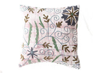 Suzani pudebetrÃ¦k 50x50 cm i sart lyserÃ¸d og offwhite med blÃ¥ slyngmÃ¸nstre grÃ¸nne stilke og mÃ¸rkebrun blomsterornamentik boho vintage