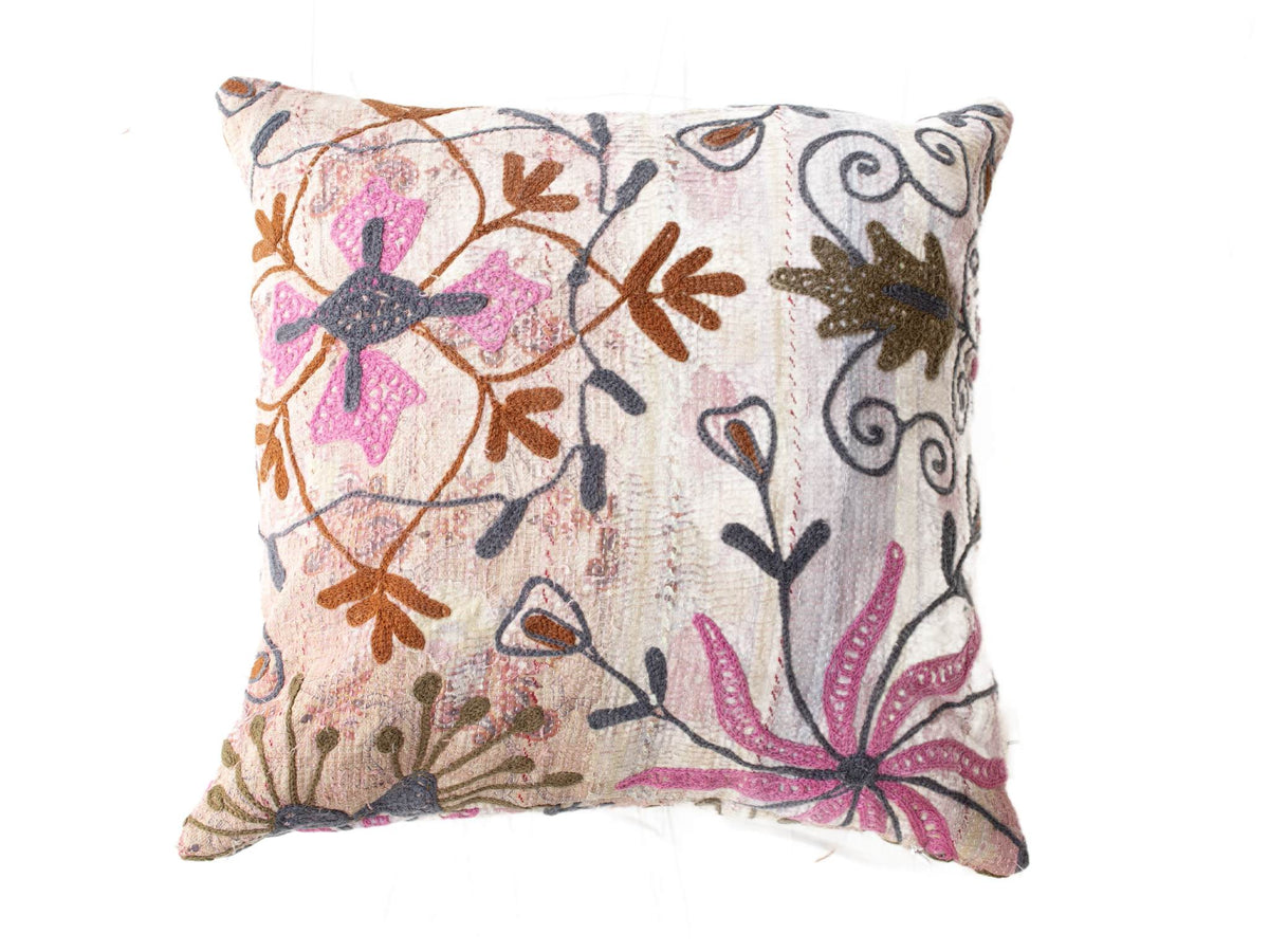 50x50 suzani pudebetrÃ¦k med creme bund og mÃ¸rkeblÃ¥ slyngemÃ¸nstre med blomster i pink og brun for boho vintage orientalsk etnisk stil