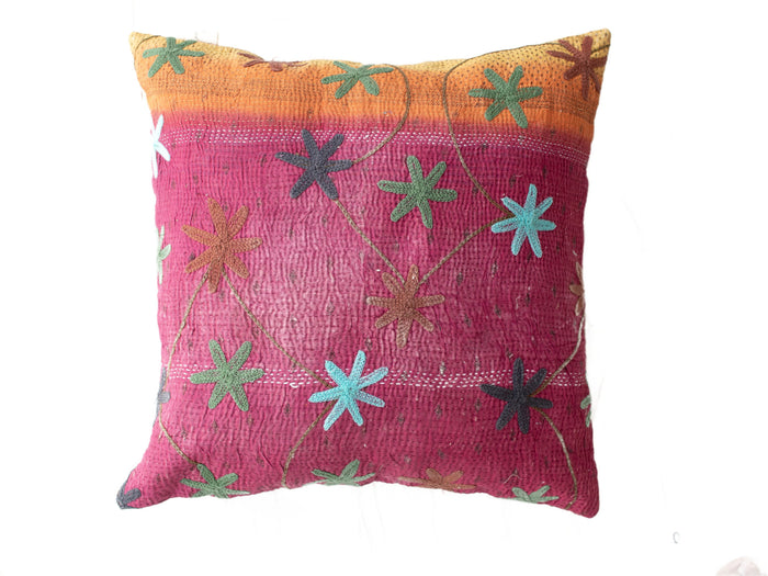 Einzigartiger Suzani-Kissenbezug (50 x 50 cm) für Sari-Kissen mit farbenfrohem Blumenmuster in Rosa, Türkis und Grün sowie gestickten Sternen im Boho-Stil.