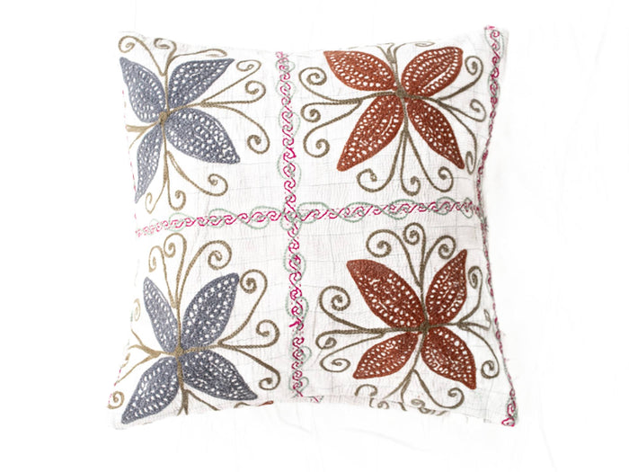 Unikt suzani pudebetrÃ¦k 50x50 cm i hvid bomuld med orientalske sommerfuglemotiver i rust orange blÃ¥grÃ¥ og fine slyngninger samt pink kant