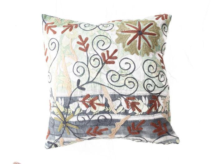 Unikt suzani pudebetrÃ¦k 50x50 cm med hvid bund og vintage boho orientalsk blomster- og slyngemÃ¸nster i blÃ¥grÃ¸n, rust, beige og sort.