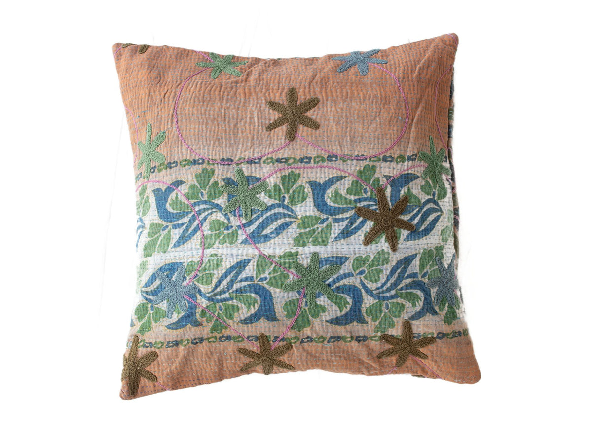 Unik suzani pudebetrÃ¦k 50x50 cm i varm brun med farverigt broderede stjerneblomster i grÃ¸n blÃ¥ og oliven samt lyserÃ¸de slyngelinjer i etnisk boho-stil