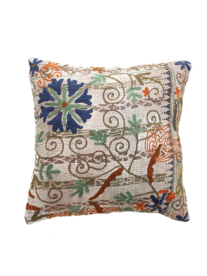 Unikt boho suzani pudebetrÃ¦k 50x50 cm i offwhite med farverigt blomstermÃ¸nster i navy blÃ¥ grÃ¸n og orange samt buede slyngornamenter