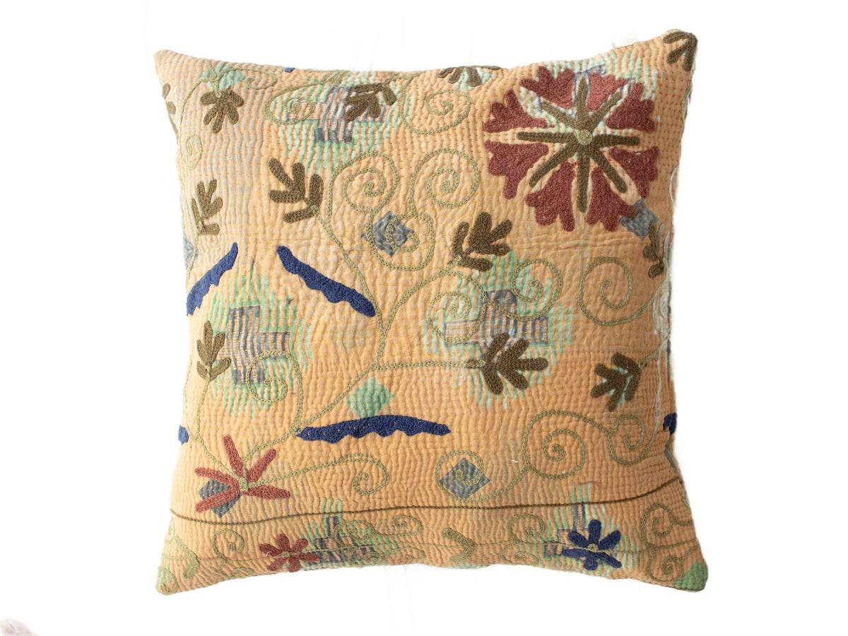 Unikt vintage suzani pudebetrÃ¦k 50x50 cm i cremegul base med broderede blomster og stjerneornamenter i grÃ¸n blÃ¥ og vinrÃ¸de toner