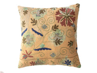 Unikt vintage suzani pudebetrÃ¦k 50x50 cm i cremegul base med broderede blomster og stjerneornamenter i grÃ¸n blÃ¥ og vinrÃ¸de toner