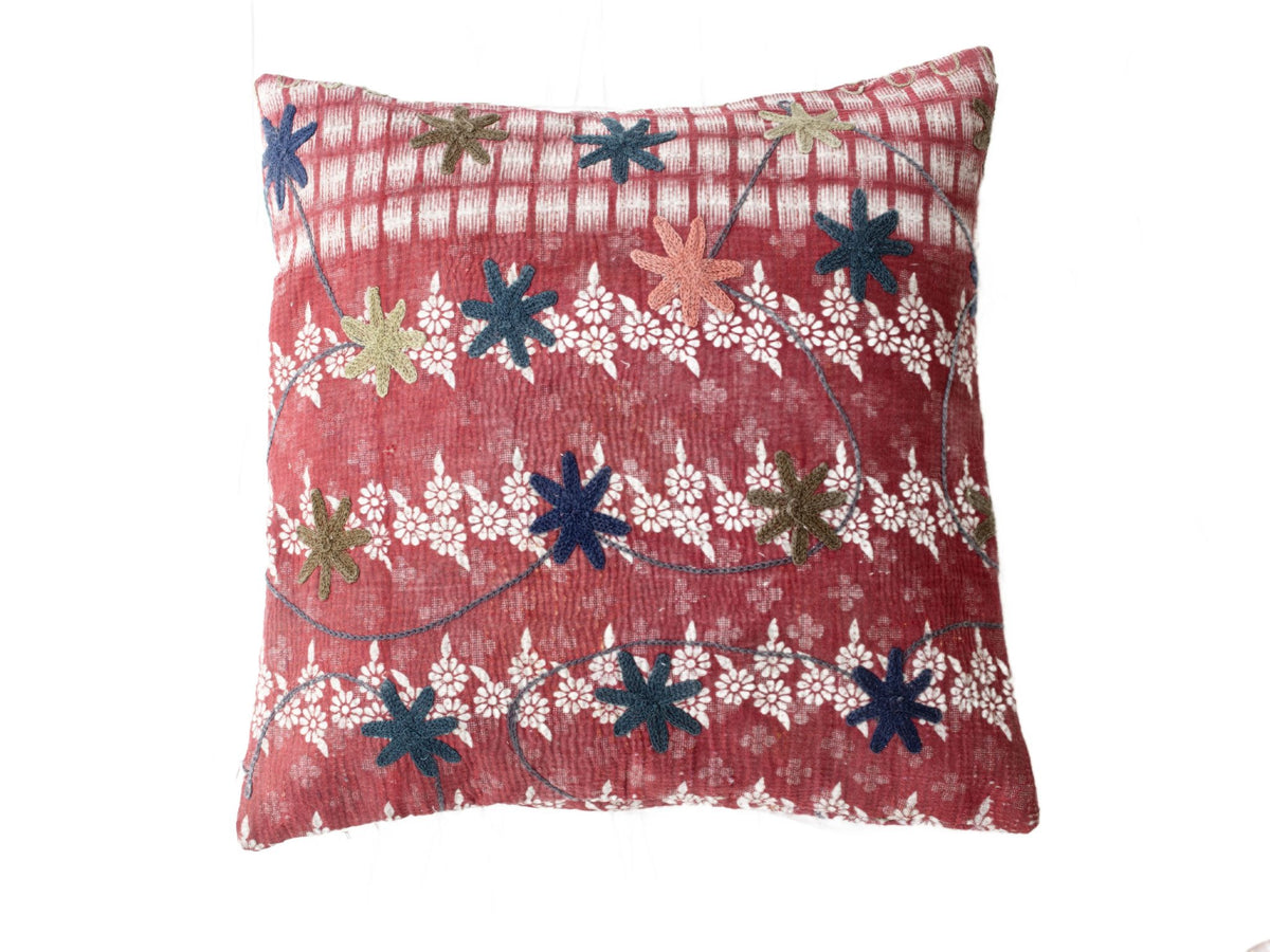 Suzani pudebetrÃ¦k 50x50 cm i rÃ¸d og stÃ¸vet rosa med hvide blomster mÃ¸rkeblÃ¥ og oliven broderede stjerner i boho vintage etnisk stil.
