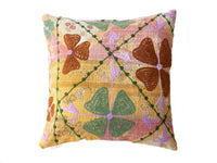 Suzani Kissenbezug 50x50 im Vintage-Boho-Stil mit farbenfrohem Patchwork in Rosa, Gelb, Grün und Lila sowie orientalischen Stickereien.