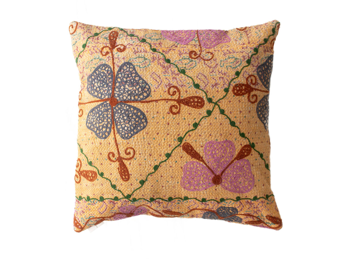 Einzigartiger Suzani-Kissenbezug (50 x 50 cm) in Honiggelb mit farbenfrohem Boho- und orientalischem Ethno-Blumenmuster sowie einem Schleiermuster in Lila, Blau, Grün und Rostrot