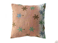 Suzani pudebetrÃ¦k 50x50 cm i varm terracotta med broderede stjerneblomster i turkis grÃ¸n og blÃ¥ samt lilla slyngninger i etnisk boho-stil
