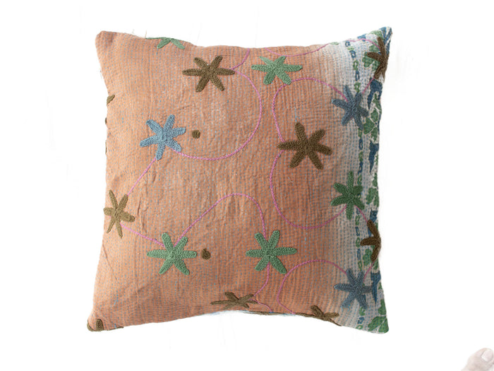 Suzani Kissenbezug 50x50 cm in warmem Terrakotta mit gestickten Sternblumen in Türkisgrün und blauen sowie violetten Wirbeln im ethnischen Boho-Stil