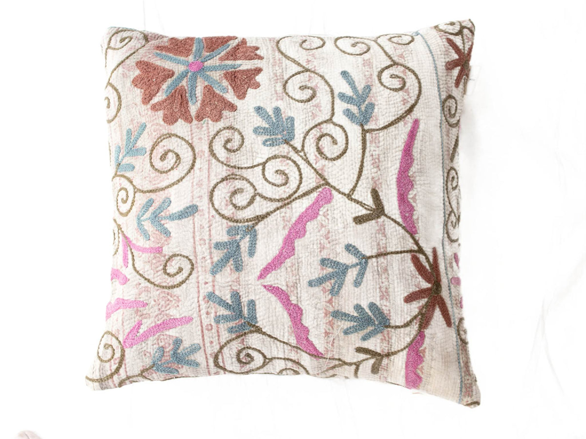 Unikt suzani pudebetrÃ¦k 50x50 cm i hvidt med farverigt vintage orientalsk mÃ¸nster i blÃ¥t rosa og brun kontursting