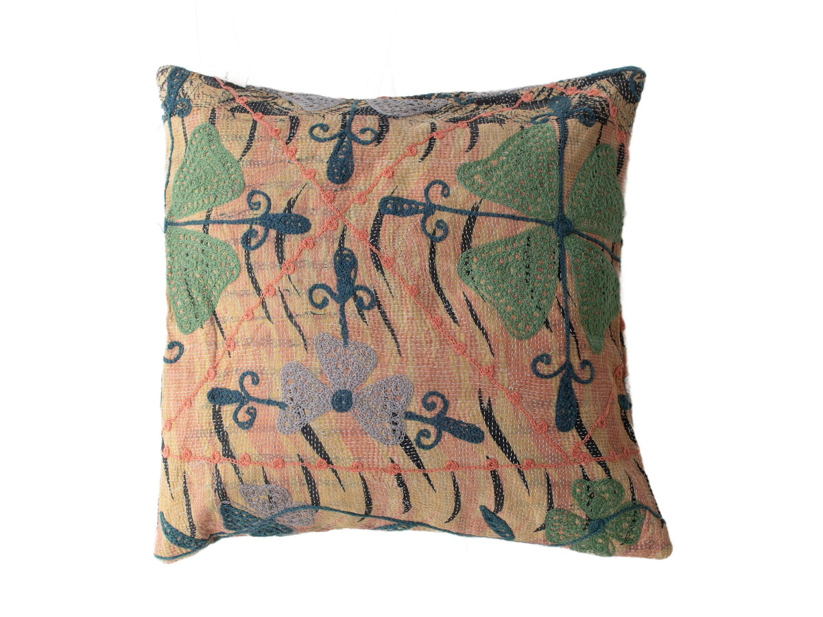 50x50 suzani pudebetrÃ¦k til sari pude med beige bund og broderede orientalske motiver i mÃ¸rkeblÃ¥ grÃ¸n og koralfarver i vintage boho stil.