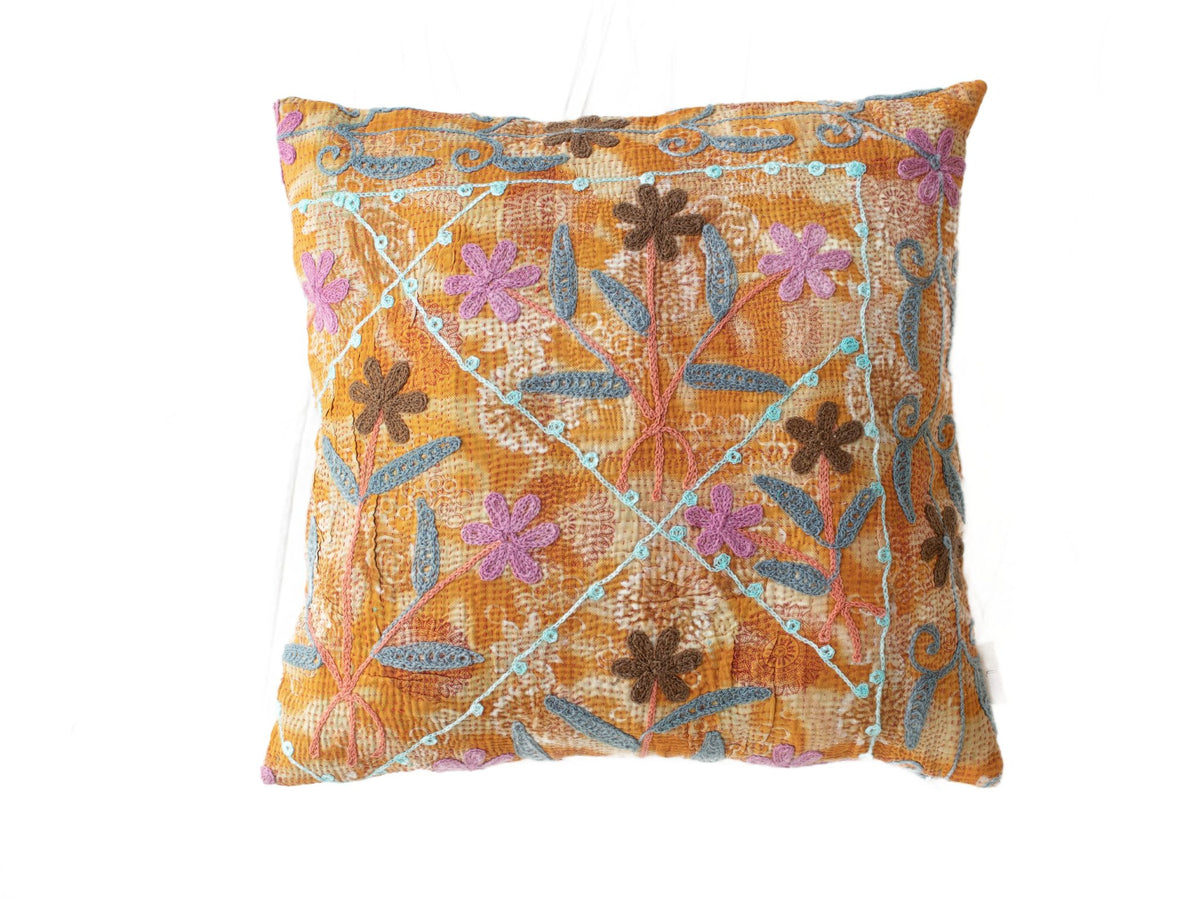 Farverigt suzani pudebetrÃ¦k 50x50 cm med orange gul bund og broderede blomster og slyng i blÃ¥ lilla brun pÃ¥ boho vintage orientalsk stil.
