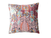 Unikt suzani pudebetrÃ¦k 50x50 cm i vintage boho stil med farverigt broderede slyngemotiver i bordeaux creme blÃ¥ okker og grÃ¥ toner