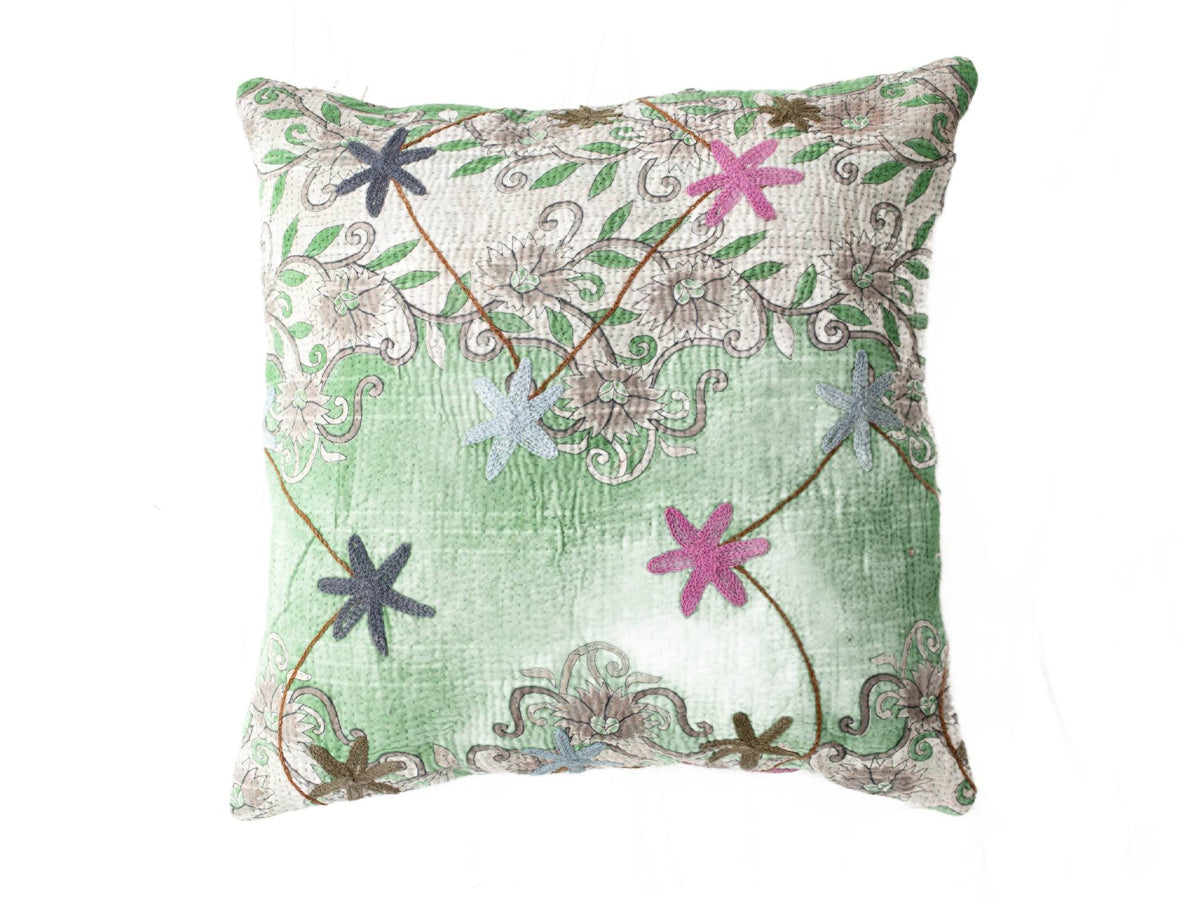 Unika sari pude suzani pudebetrÃ¦k i 50x50 cm med lysegrÃ¸nt stof og hvidt mÃ¸nsterbÃ¥nd med farverige blomster og slyngestreger i boheme orientalsk stil