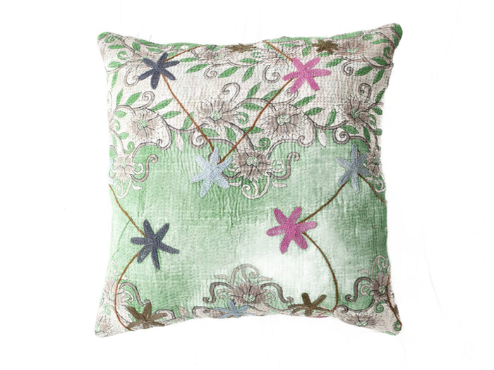 Unika sari pude suzani pudebetrÃ¦k i 50x50 cm med lysegrÃ¸nt stof og hvidt mÃ¸nsterbÃ¥nd med farverige blomster og slyngestreger i boheme orientalsk stil