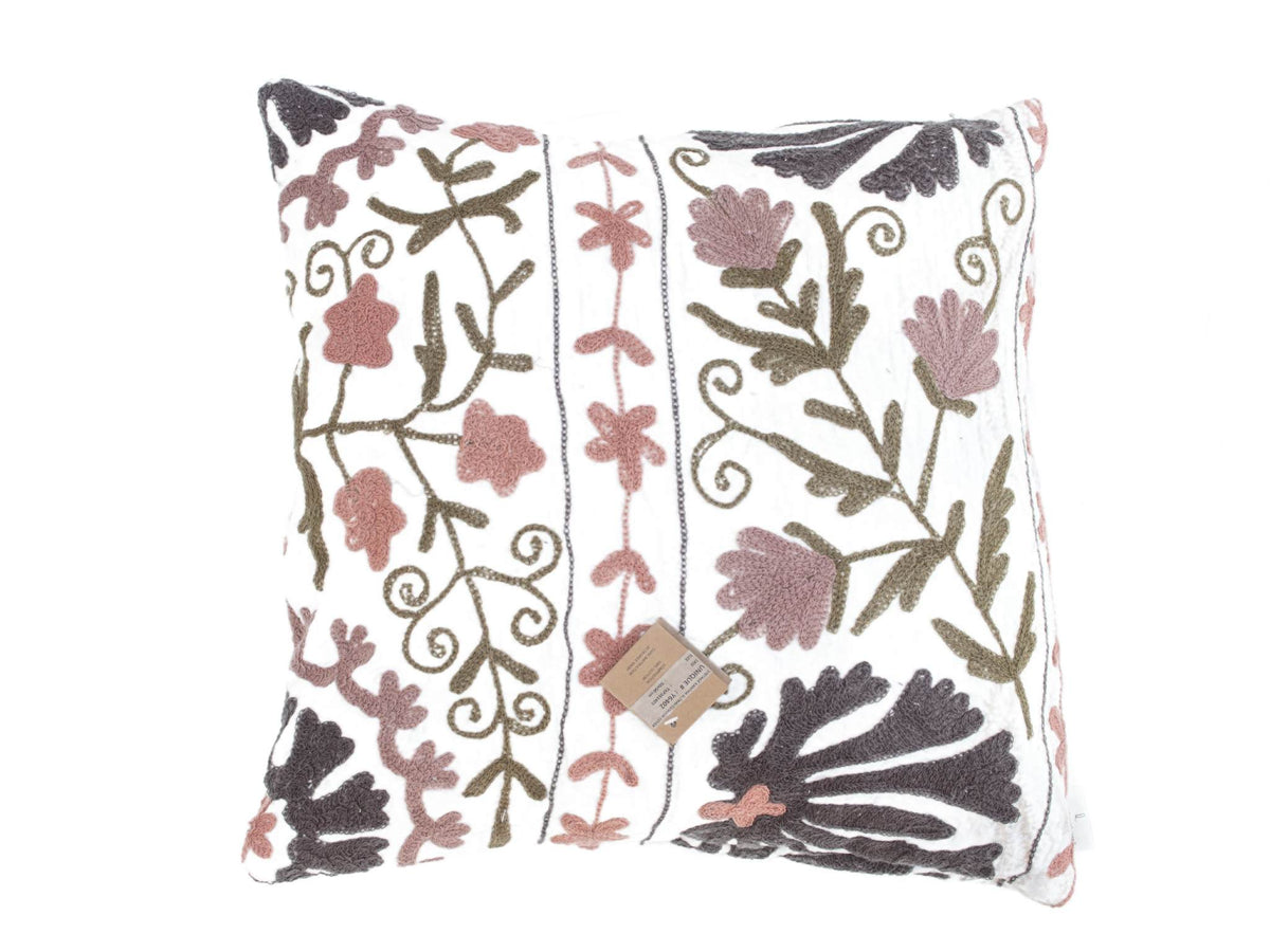 50x50 suzani pudebetrÃ¦k med hvid bund og broderede blomster og slyng i stÃ¸vet rosa, olivengrÃ¸n og mÃ¸rkegrÃ¥ til boho vintage look.