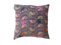 Suzani pudebetrÃ¦k 50x50 cm i lilla med slyngende mÃ¸nster af grÃ¸nne vinstokke og pink orange og blÃ¥ broderede blomster og stjerner