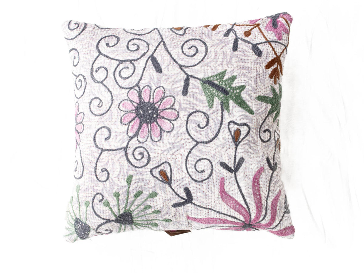 Suzani pudebetrÃ¦k 50x50 cm i vintage boho stil med hvid bund og sort slyngmÃ¸nster, broderede blomster i rosa grÃ¸n og brune detaljer.