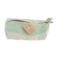 Pochette Fine Q Pouch Large, 17 × 12 cm, dans les tons vert menthe et crème, avec fermeture zippée et des panneaux de tissu colorés.