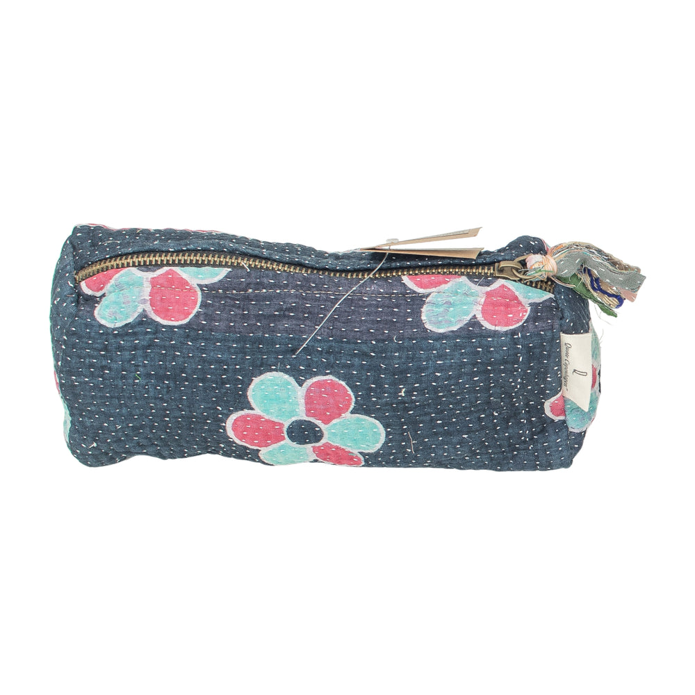 Kosmetiktasche Fine Q Pouch Large, 17 × 12 cm, in Dunkelblau, Türkis und Rosa mit Reißverschluss und Blumenmuster.