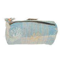 Pochette Fine Q Pouch Large, 17 × 12 cm, dans les tons bleu clair et crème, avec fermeture zippée et des panneaux de tissu colorés.