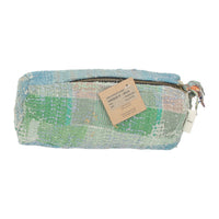 Pochette Fine Q Pouch Large, 17 × 12 cm, dans les tons vert, bleu clair et crème, avec fermeture zippée et des panneaux de tissu colorés.