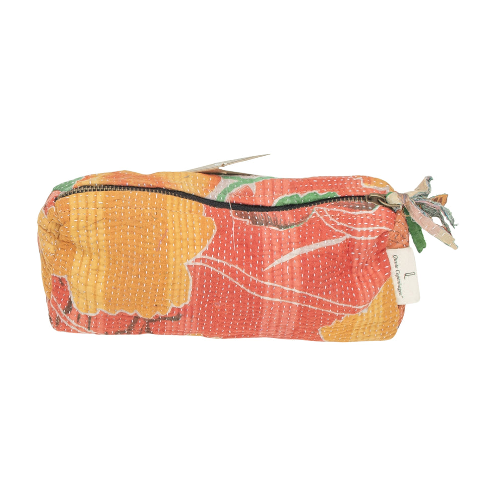 Kosmetiktasche Fine Q Pouch Large, 17 × 12 cm, in Orange, Rot und Grün mit Reißverschluss und Blumenmuster.