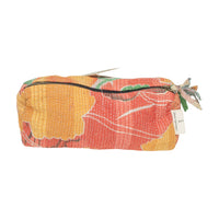 Pochette Fine Q Pouch Large, 17 × 12 cm, dans les tons orange, rouge et vert, avec fermeture zippée et un motif floral.