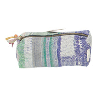 Kosmetiktasche Fine Q Pouch Large, 17 × 12 cm, in Violett, Grün und Creme mit Reißverschluss und Streifen.