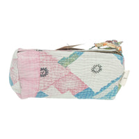 Kosmetiktasche Fine Q Pouch Large, 17 × 12 cm, in Rosa, Blau und Weiß mit Reißverschluss und geometrischem Muster.