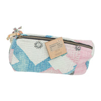 Kosmetiktasche Fine Q Pouch Large, 17 × 12 cm, in Rosa, Blau und Weiß mit Reißverschluss und geometrischem Muster.