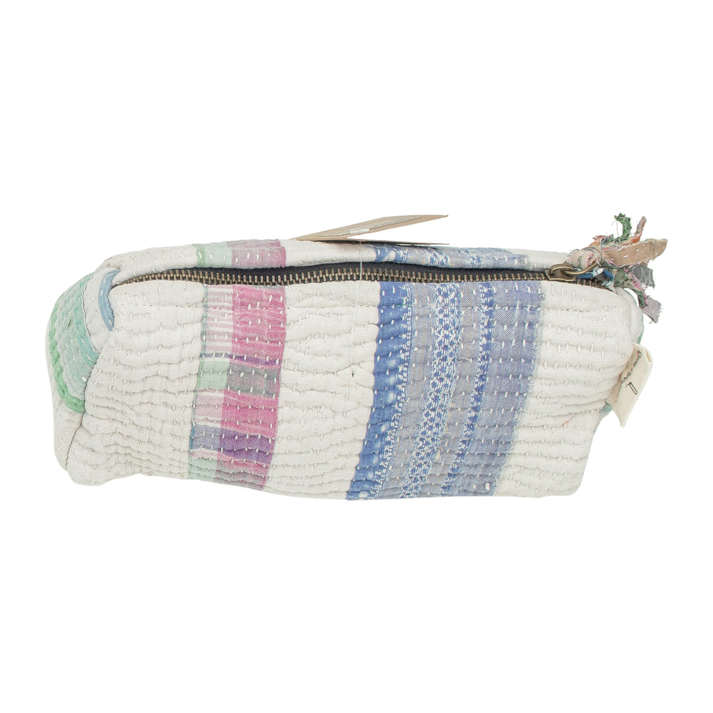 Kosmetiktasche Fine Q Pouch Large, 17 × 12 cm, in Weiß, Blau und Rosa mit Reißverschluss und Streifen.