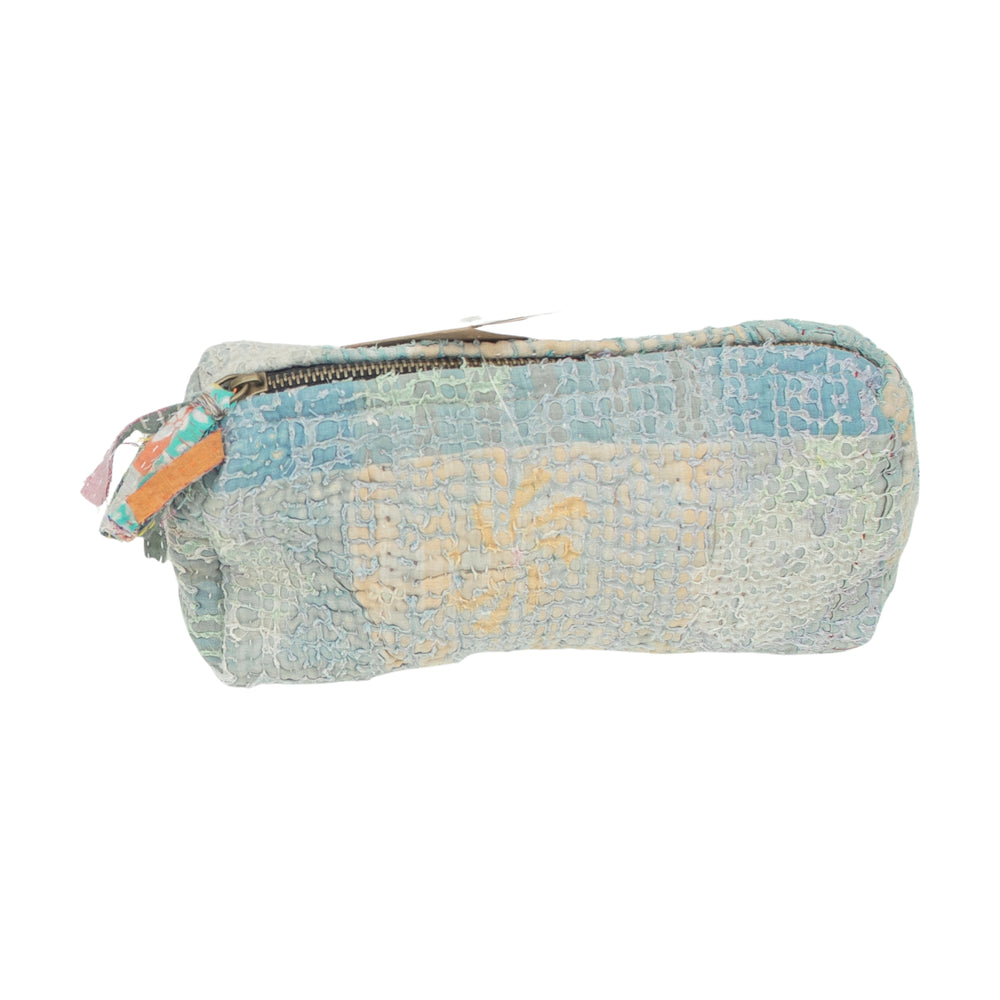 Kosmetiktasche Fine Q Pouch Large, 17 × 12 cm, in Hellblau und Creme mit Reißverschluss und farbigen Stoffpartien.