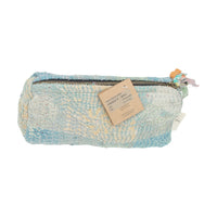 Kosmetiktasche Fine Q Pouch Large, 17 × 12 cm, in Hellblau und Creme mit Reißverschluss und farbigen Stoffpartien.