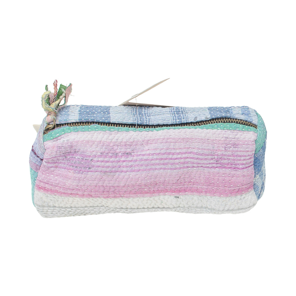 Kosmetiktasche Fine Q Pouch Large, 17 × 12 cm, in Rosa, Hellblau und Weiß mit Reißverschluss und Streifen.