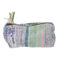 Kosmetiktasche Fine Q Pouch Large, 17 × 12 cm, in Violett, Mintgrün und Creme mit Reißverschluss und Streifen.