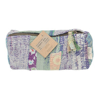 Kosmetiktasche Fine Q Pouch Large, 17 × 12 cm, in Violett, Mintgrün und Creme mit Reißverschluss und Streifen.
