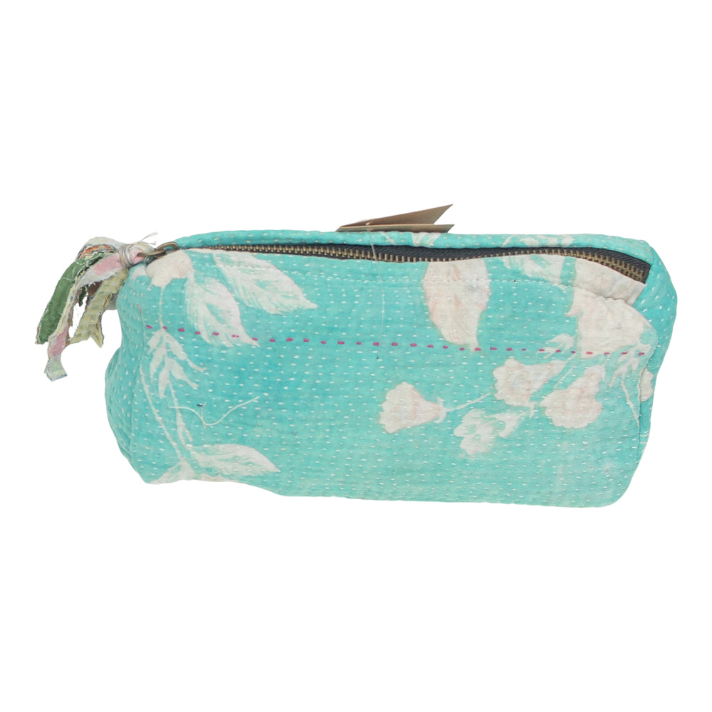Kosmetiktasche Fine Q Pouch Large, 17 × 12 cm, in Türkis und Creme mit Reißverschluss und Blattmuster.