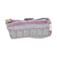 Pochette Fine Q Pouch Large, 17 × 12 cm, dans les tons gris et rose, avec fermeture zippée et un motif géométrique.