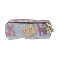 Pochette Fine Q Pouch Large, 17 × 12 cm, dans les tons gris et rose, avec fermeture zippée et un motif géométrique.