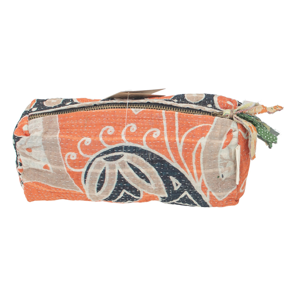 Kosmetiktasche Fine Q Pouch Large, 17 × 12 cm, in Orange, Schwarz und Beige mit Reißverschluss und Ornamentmuster.